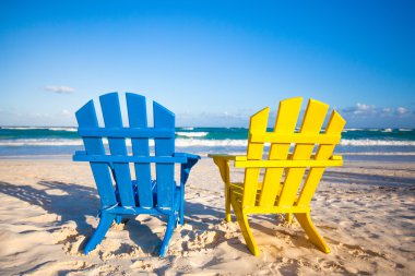 plaj tatil ve yaz kaçamakları tulum, Meksika için ahşap renkli sandalyeler