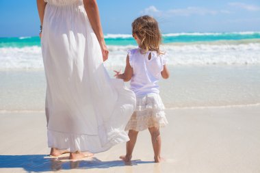 sevimli kızı annesiyle keyfini çıkarın tatil ve Meksika plajda eğlenmek