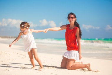 sevimli kızı annesiyle keyfini çıkarın tatil ve Meksika plajda eğlenmek