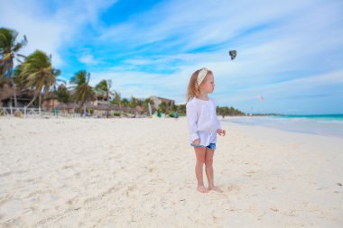 sevimli küçük kız beyaz Karayipler Beach güneşli bir gün