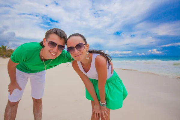 Gelukkige jonge paar veel plezier op exotische strand kijken camera — Stockfoto