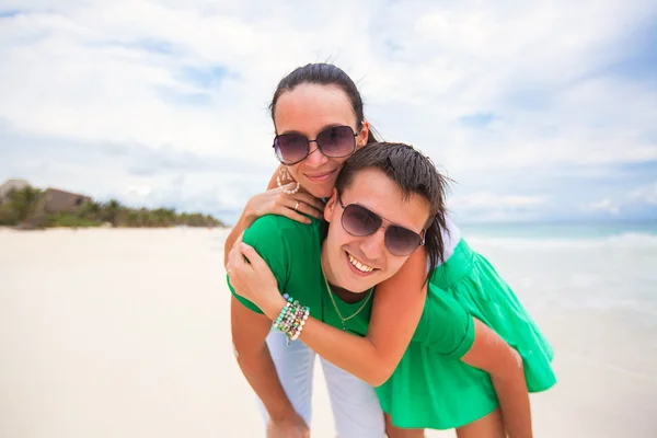 Happy young couple on exotic beach looking at camera — Stock Photo, Image