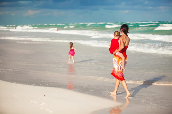어머니와 두 귀여운 딸 화창한 날에 이국적인 해변에서 산책 — 스톡 사진