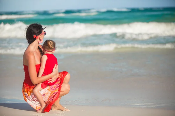 Mladá matka a její malá dcera na tropické pláži — Stock fotografie