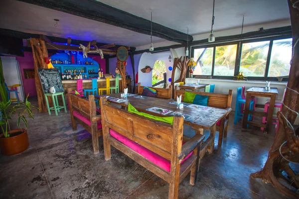Luminoso bar-ristorante colorato sulla spiaggia di sabbia bianca di Tulum — Foto Stock