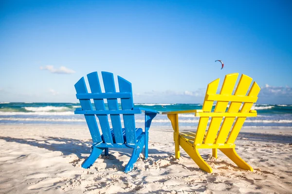 Dos sillas de madera: amarilla y azul en una playa de arena blanca, México — Foto de Stock