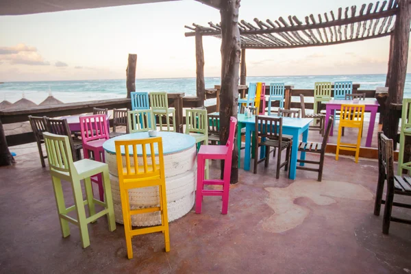 トゥルムの白い砂浜で明るい色付きバー レストラン — ストック写真