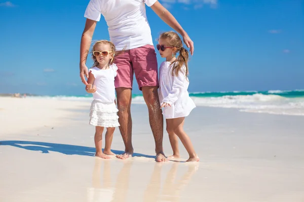 Jonge blij vader en weinig dochters plezier op witte strand in zonnige dag — Stockfoto