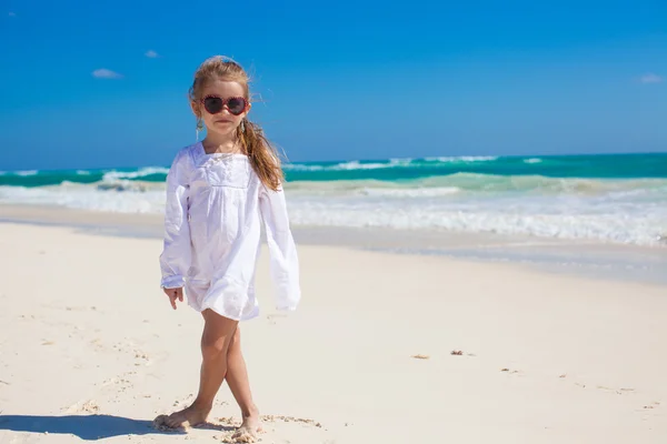 愛らしい少女リラックスした熱帯白いビーチで、楽しく — ストック写真