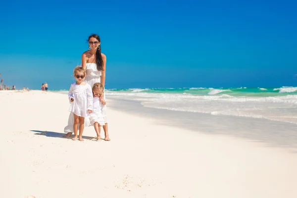 Giovane madre e le sue adorabili figlie sulla spiaggia esotica nella giornata di sole — Foto Stock