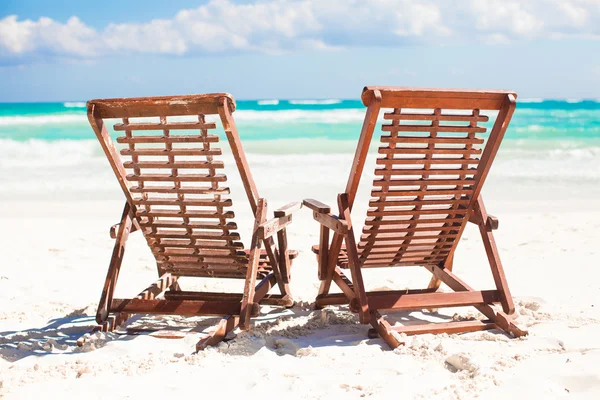 Praia cadeiras de madeira para férias e relaxar em plage areia branca tropical — Fotografia de Stock