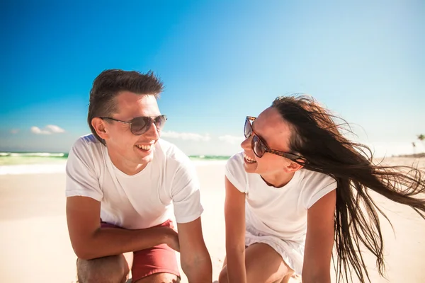 Happy smiling couple on exotic white beach looking at camera — Stock Photo, Image