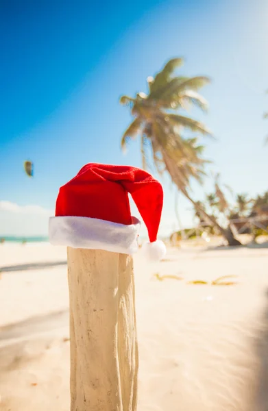 Santa claus klobouk na dovolené — Stock fotografie