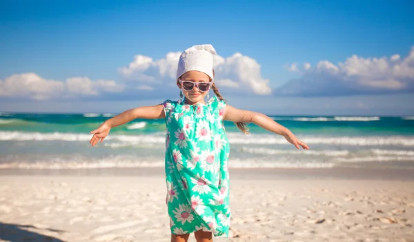 Entzückendes kleines Mädchen hat Spaß an einem exotischen weißen Strand an einem sonnigen Tag — Stockfoto