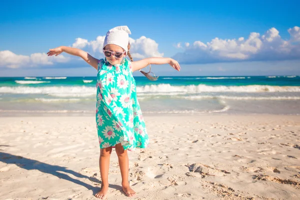 Bedårande liten tjej att ha kul på en exotiska vita stranden på solig dag — Stockfoto