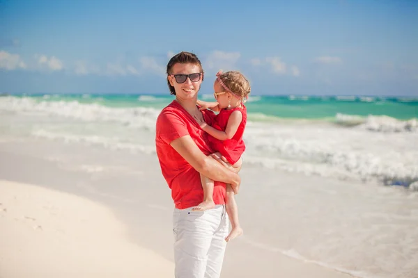 Padre feliz con linda hija caminando en vacaciones en la playa tropical — Foto de Stock