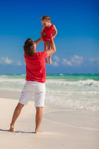 Unga far med liten tjej att ha kul på stranden — Stockfoto