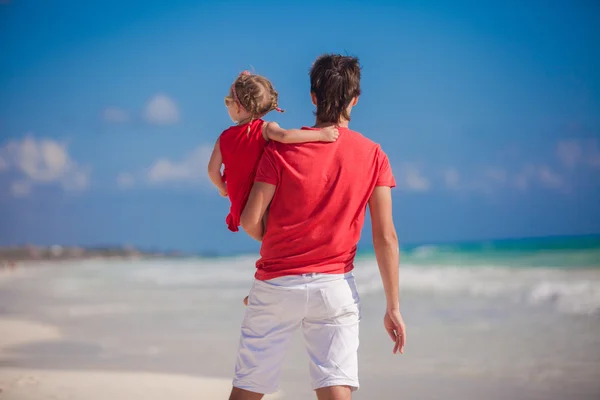 Unga far med liten flicka tittar på havet — Stockfoto