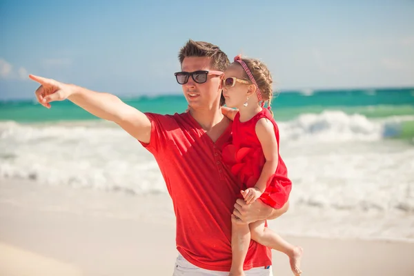 Padre joven con niña en la playa tropical — Foto de Stock