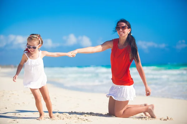 母亲带着她可爱的女儿享受假期和在墨西哥的海滩玩 — 图库照片