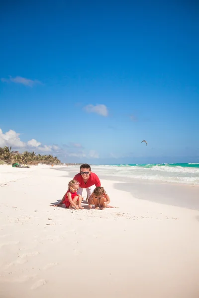 Família praia férias — Fotografia de Stock