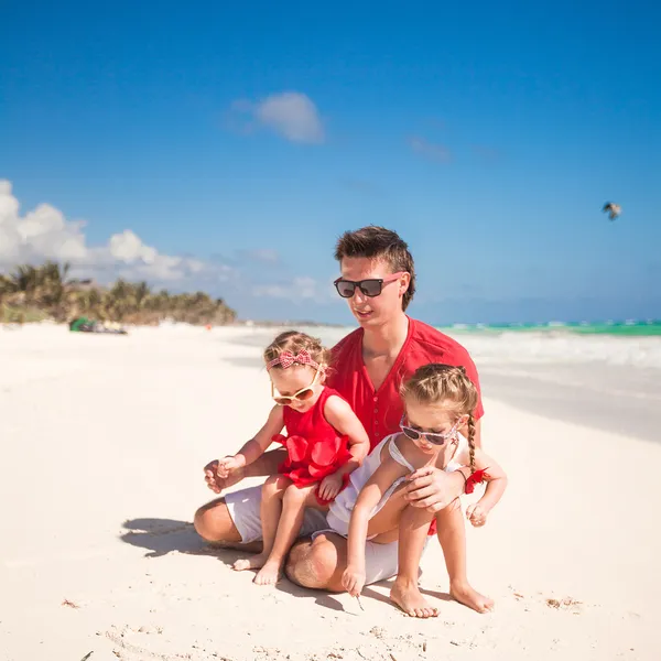 Семейный отдых на пляже — стоковое фото