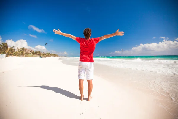 Vue arrière de Jeune homme profitant des vacances sur la plage des Caraïbes — Photo