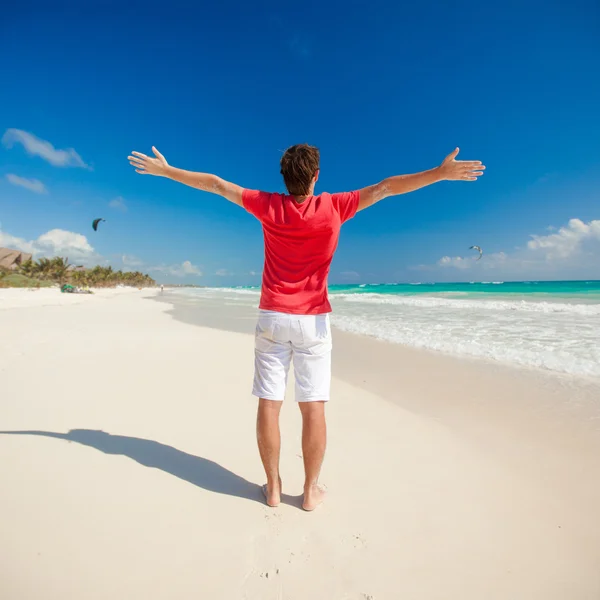 Familjesemester på vit sandstrand — Stockfoto