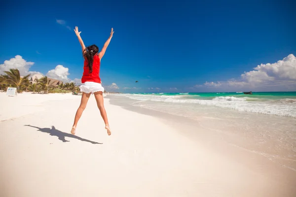 Young beautiful woman raises her arms up on the beach — Stock Photo, Image