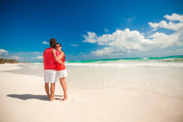 Genç çiftin birbirlerini tropik sahilde zevk — Stok fotoğraf