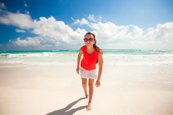 Junge Frau am weißen exotischen Strand blickt in die Kamera — Stockfoto