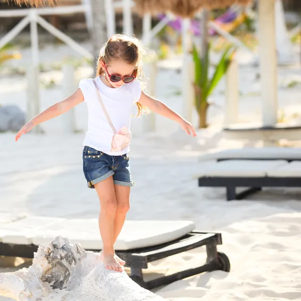 Schattig gelukkig lachend meisje op strandvakantie wandelingen kwadraten arm — Stockfoto