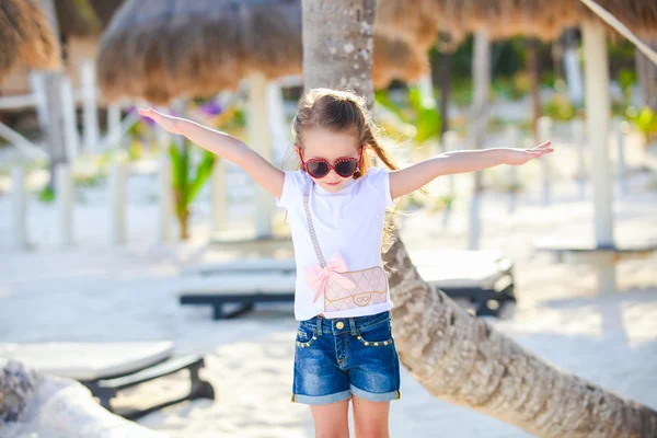 Adorável menina em férias na praia — Fotografia de Stock