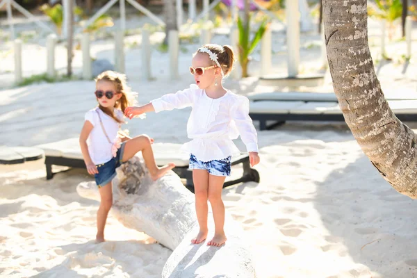 Urocze małe siostry na wakacje na plaży — Zdjęcie stockowe