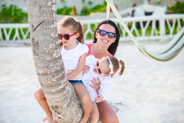 Família caucasiana feliz desfrutando de tempo juntos na praia branca — Fotografia de Stock