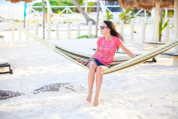 Young woman on tropical vacation relaxing in hammock — Stock Photo, Image