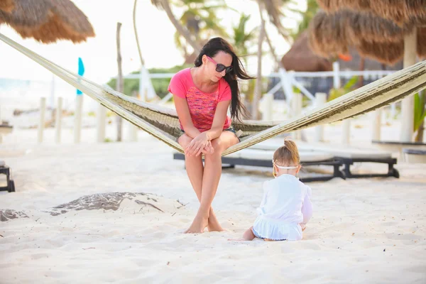 Mother and daughter on tropical vacation relaxing in hammock — Stock Photo, Image