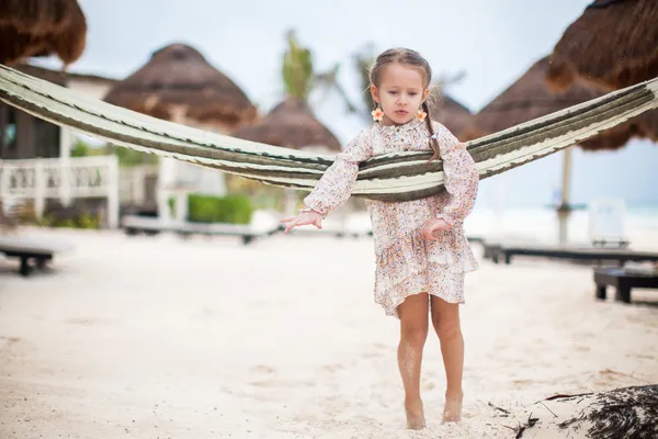 Adorable little girl on tropical vacation relaxing in hammock — Stock Photo, Image