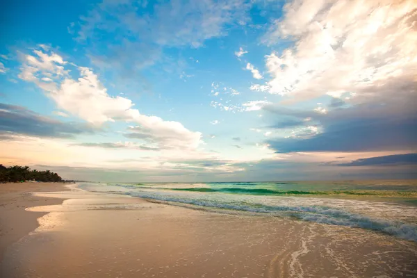 令人惊异七彩的晚霞，在墨西哥热带海滩上 — 图库照片