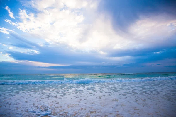 Aube colorée incroyable sur la plage au Mexique — Photo