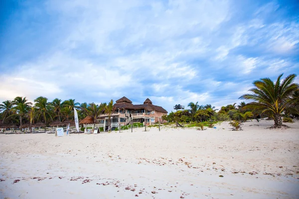 Живописный бунгало-отель на тропическом пляже, Мексика, Тулум — стоковое фото
