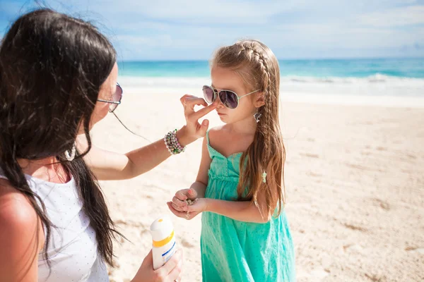 Захист дітей сонцезахисний крем — стокове фото