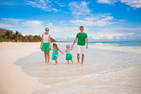 Unga vackra familj på fyra njöt koppla av på stranden — Stockfoto