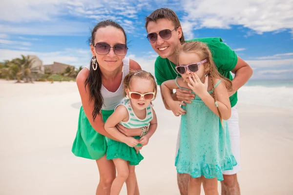 Familienurlaub am Strand — Stockfoto