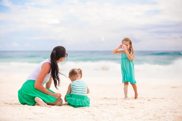 Щаслива кавказька сім'я насолоджується разом на білому пляжі — стокове фото