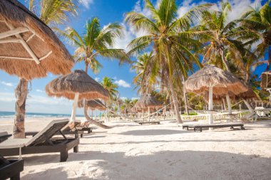 şezlong kumlu Plajda şemsiye altında