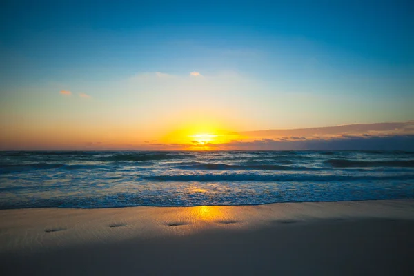 Incroyable coucher de soleil coloré sur une plage exotique — Photo