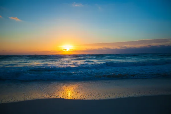 Increíble puesta de sol colorida en el resort de playa en México —  Fotos de Stock