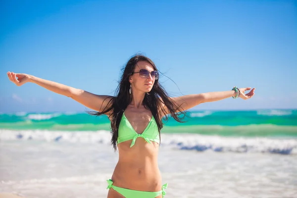 Jovem mulher desfrutando do feriado espalhou as mãos em uma praia branca e tropical — Fotografia de Stock
