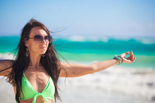 休日を楽しんでいる若い女性の肖像画白、熱帯のビーチで彼女の手を広げる — ストック写真